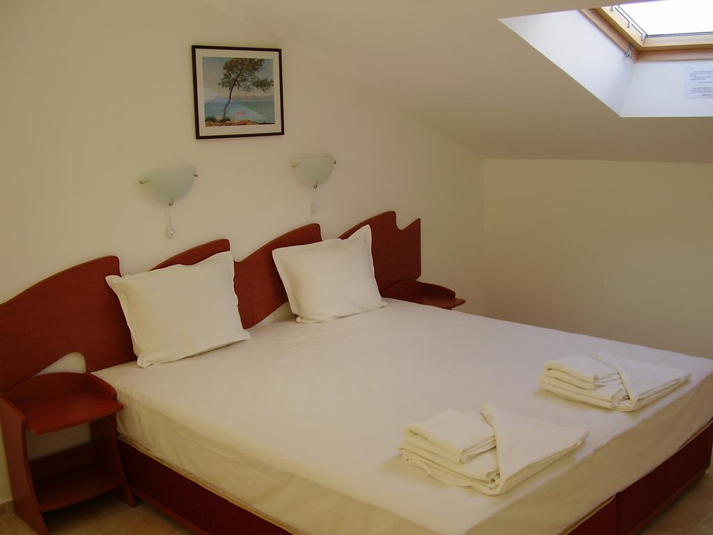 Alpina Hotel Lozenets Habitación foto